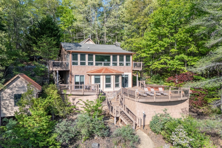 Back of Echoes on the Lake Rental