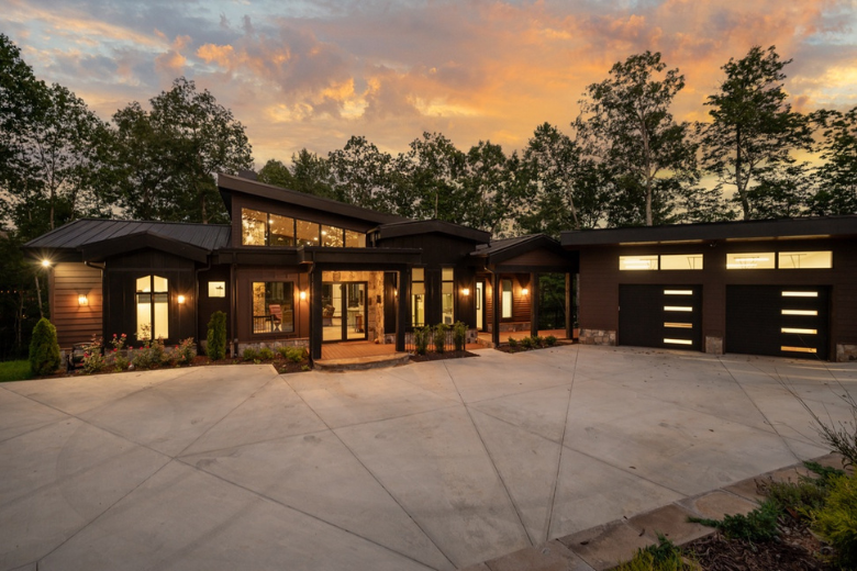 front of Weavers Nest Vacation Rental